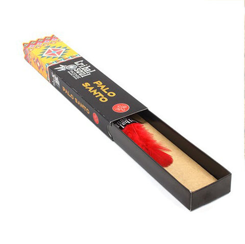 Palo Santo smilkalai juodame slankiojančiame dėkle su geltonu raštuotu viršumi ir matoma raudona plunksna, dėžutė atversta