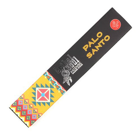Palo Santo smilkalai juodo ir geltono pakuotėje su etniniu raštu, plona stačiakampė dėžutė pavaizduota iš kampo