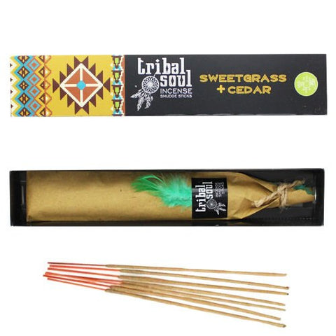 Smilkalai Tribal Soul Sweetgrass + Cedar rinkinys: atidaryta dėžutė su suvyniotu kuokštu, žalia plunksna ir laisvomis lazdelėmis