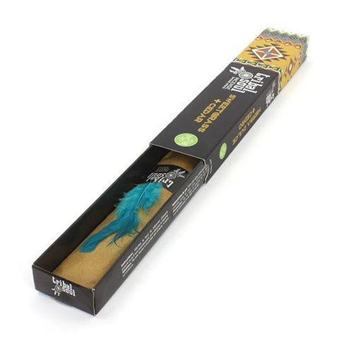 Smilkalai Tribal Soul Sweetgrass & Cedar, atidarytame juodame dėkle matomas turkio plunksnelės akcentas ir vienas ritinėlis