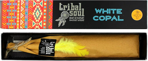 Smilkalai White Copal Tribal Soul dėžutėje — juodas paketas su spalvota tribal juosta, suvyniota kuokštelė ir ryški geltona plunksna