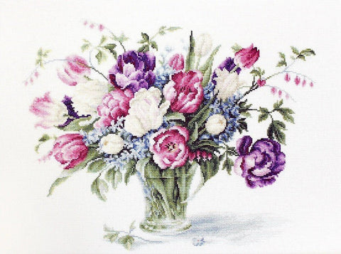 siuvinėjimo rinkinys – rožinių, violetinių ir baltų tulpžių puokštė stiklinėje vazoje, detalus baigtas darbas (30×24 cm)