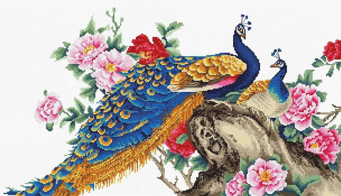 Kryželių rinkinys: detali mėlynos ir aukso pavo pora ant uolos su rožių žiedais, arti matomi siūlai ir schema, parduodamas komplekte