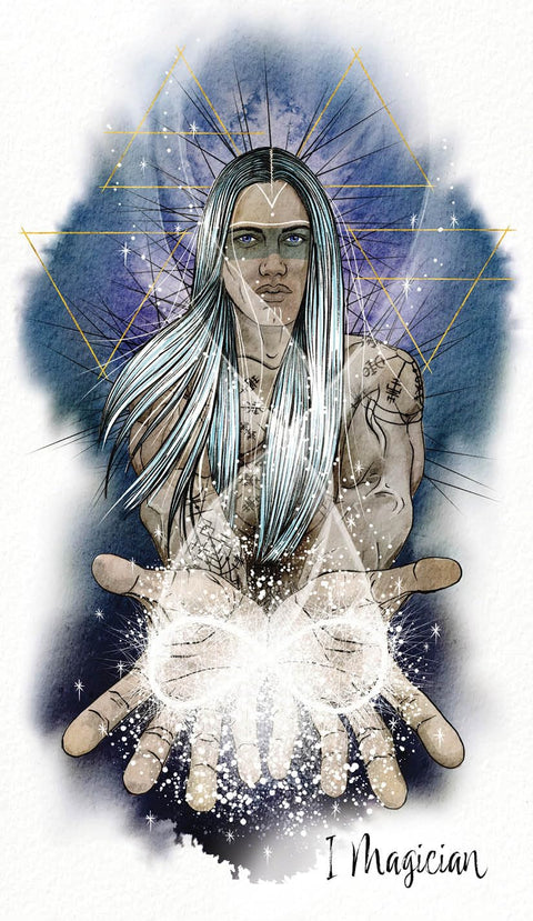 Tarot korta Magas, iliustruota stovinčiu figūra su mėlynais plaukais ir baltu energetiniu švytėjimu tarp delnų, geometrinis tamsiai mėlynas fonas