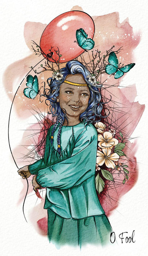 tarot korta Kvailys – ilga vertikali akvarelinė iliustracija: mergaitė su turkio suknele, mėlynais plaukais, raudonu balionu, drugeliais ir gėlėmis, art-focused variantas
