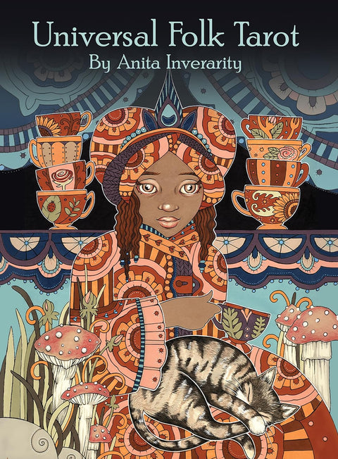 Tarot kortos Universal Folk Tarot — Anita Inverarity viršelis su oranžinėmis liaudiškomis iliustracijomis, miegančia kate, puodeliais ir grybais