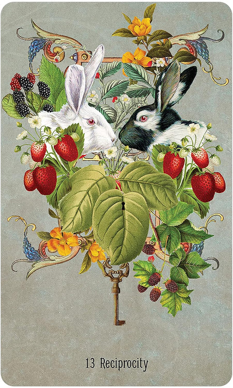 Tarot korta Reciprocity su baltu ir juodu triušiais, raktelio-lapų kompozicija ir raudonomis braškėmis ant senoviško fono