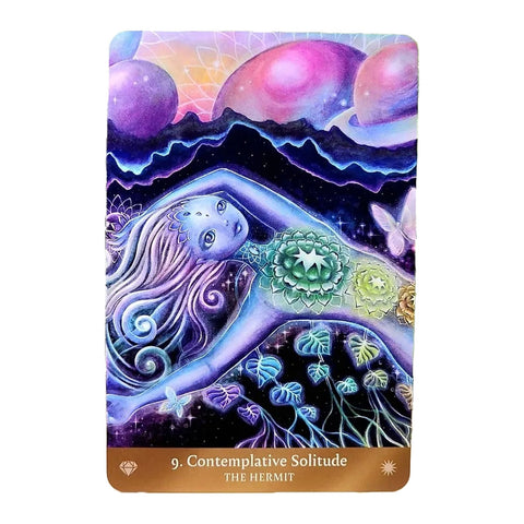 tarot korta įžvalgai, violetinė–mėlyna iliustracija su žaliais čakrų žiedais, numeris 9 „The Hermit“