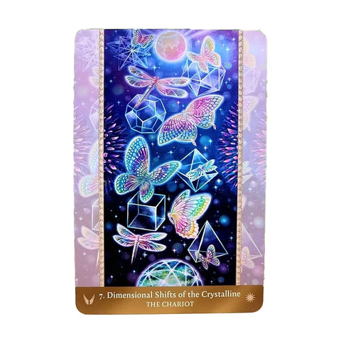tarot korta The Chariot su mėlyno‑violetiniu fonu, spindinčiais drugeliais, geometrinėmis kristalinėmis formomis ir auksine apatine juosta