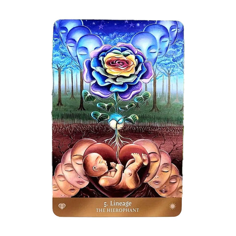 Tarot korta Hierophant 5: spalvinga rožė virš širdyje gulinčio vaisiaus, mėlyni veidai ir miško fonas