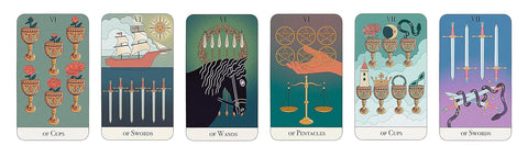 tarot kortos komplektas — horizontali kompozicija parodyta šešios kortos su ornamentuotais puodeliais, kardais, lazdomis ir pentakliais, skirtos komplekto peržiūrai