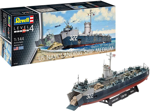 Laivo modelis Revell 1:144 pilkai–raudonas LSM-322 su atidaryta rampa, ant stovo ir pakuotės iliustracija fone