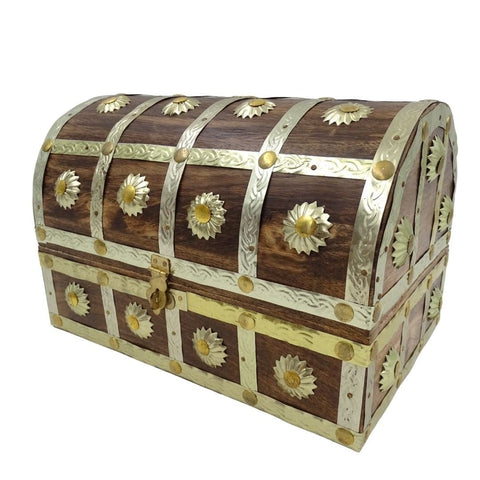 Medinė skrynia su kupoliniu dangčiu, tamsios riešuto medienos ir aukso‑sidabro žiedų dekoru, trijų ketvirčių perspektyva