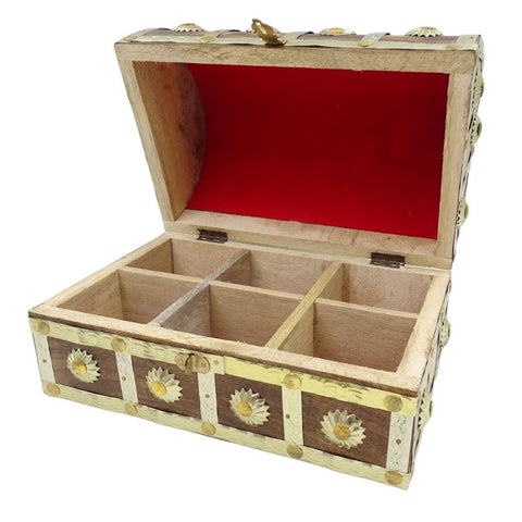 Papuošalų dėžutė iš medžio su šešiomis skyriais ir raudonu veliūro pamušalu dangtyje, atidaryta kampu