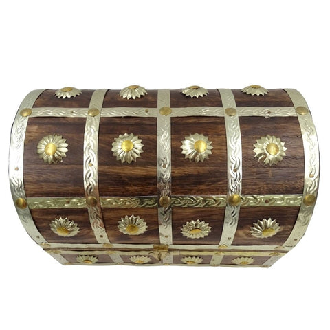 Medinė skrynia su išlenktu dangčiu ir auksinėmis metalinėmis juostelėmis bei gėlių formos žiedais, puikiai tinka smulkmenoms ir dovanai