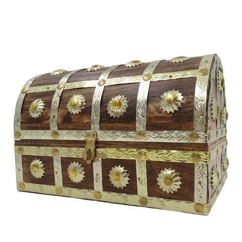 Medinė skrynia su aukso spalvos žalvario juostelėmis ir saulės žvaigždžių aplikacijomis, kupoliniu dangčiu ir užraktu, trijų ketvirčių kampu