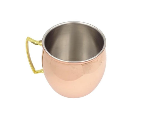 Moscow mule puodelis varinis su aukso spalvos rankena ir nerūdijančio plieno vidumi, parodytas iš viršaus ir šiek tiek šono