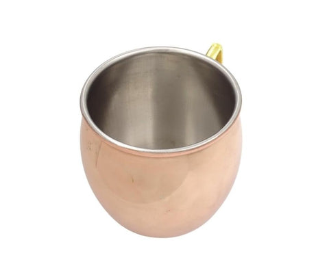 Puodelis varinis su nerūdijančio plieno vidumi ir auksine rankena, fotografuotas iš viršaus kampu, akcentuojamas vidus