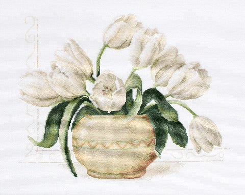 Kryželiu siuvinys kreminių tulpių kompozicija vazonėlyje, horizontali 30×24 cm formatas, skirta svetainės dekorui