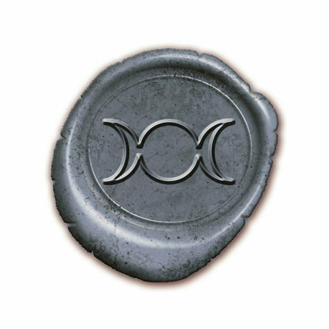 Antspaudas iš pilko metalo su triguba mėnulio simboliu, apvalus ir stovintis priekinis artimas vaizdas