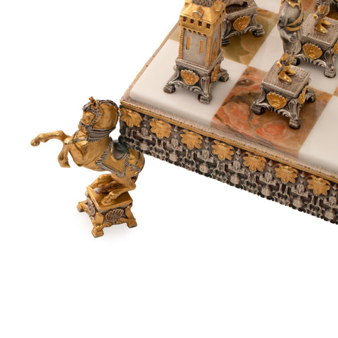 Šachmatų rinkinys su marmuro lenta ir auksuota žirgo figurėle, arti kairiojo kampo dekoratyvus priartinimas