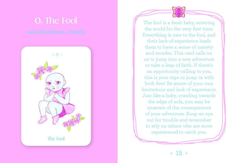 Tarot korta The Fool rožinė iliustracija kūdikio figūra ir aiškinimo puslapis, pabrėžiantis naują pradžią ir naivumą