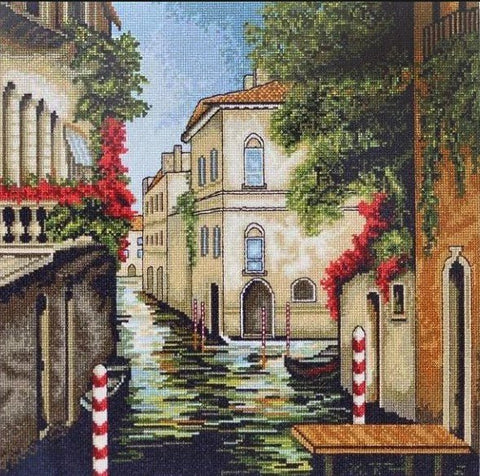 Kryželių rinkinys Venecijos kanalo scena, spalvota 40×40 cm drobė su ryškiomis raudonomis gėlėmis, šonu matomas variantas