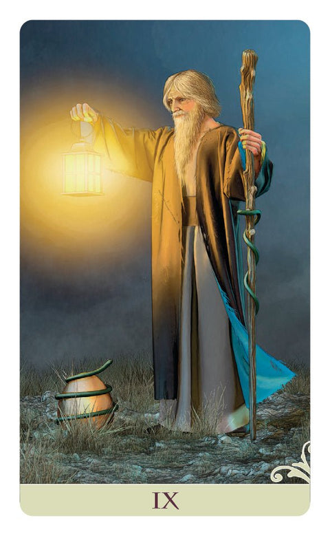 Tarot korta Hermitas (IX) rudi rūbai, laiko žibintą ir lazdelę, simbolinė iliustracija vidinio apšvietimo ir atsiskyrimo