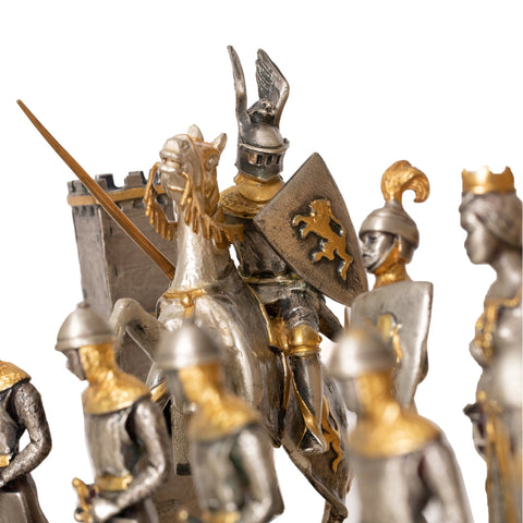 Šachmatai: sidabrinių ir auksuotų viduramžių riterių komplektas — arti rodoma riterio figūrėlė ant žirgo su skydu