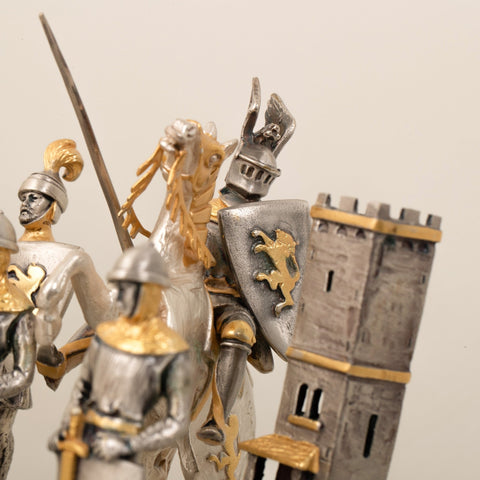 Riterių figūrėlė su sidabro ir aukso apdaila, artimas kampas: jojantis riteris su skydais ir bokšto detalėmis