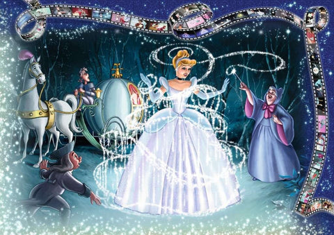 Pelenė plakatas (Disney), blizgančia balta suknele centre, fėjos magija ir karieta naktiniame miške, filmjuostės rėmas