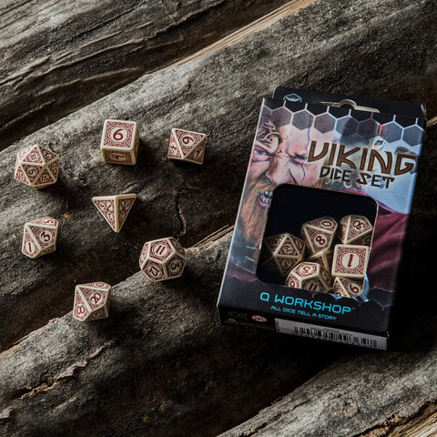 Kauliukų rinkinys Viking iš Q WORKSHOP, smėlio spalvos su raudonais ženklais, dėžutėje ir išbarstyti ant medžio paviršiaus