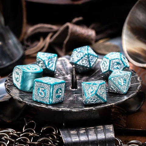 RPG kauliukų rinkinys turkio spalvos metaliniai (7 v.), su įmantriais keltų raižiniais, iš viršaus ant metalinio padėklo