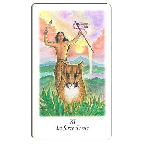 tarot korta XI La force de vie — spalvota priekinė korta su stovinčiu indišku vyru ir puma saulėlydžio fone