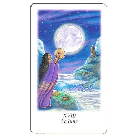 tarot korta XVIII La lune: moteris violetinėje apsiaustoje muša būgną prieš pilnatį virš jūros, vilkas ant uolos