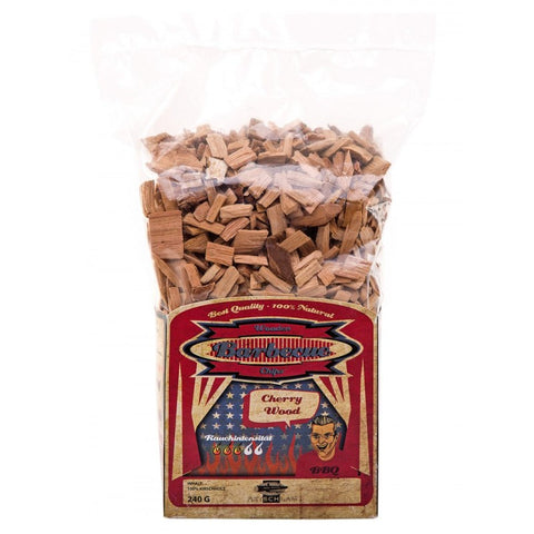 240 g vyšnių medienos BBQ drožlių maišelis su raudona retro etiketė, priekinis artimas planas, produktas prekių puslapyje