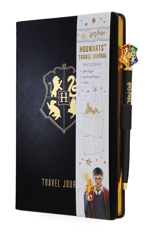 Hogwartso kelionių dienoraštis juodu kietu viršeliu su auksiniu herbu ir auksuotais lapų kraštais, pridedamas juodas rašiklis