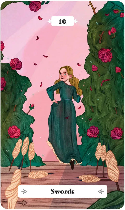 Tarot korta Swords su mergaite žalia suknia prie rožių sienos, krintantys žiedlapiai ir kortos priekis