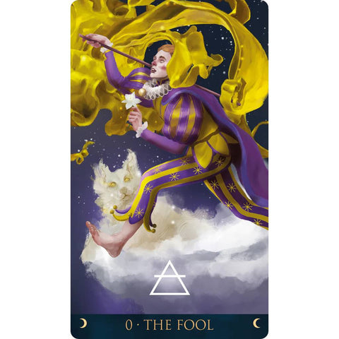 Tarot korta Kvailys: violetinė ir geltona jesterio iliustracija ant debesies su baltu katinu, artima perspektyva