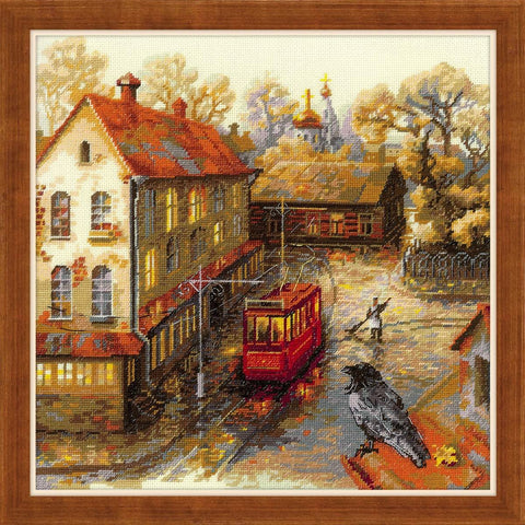 kryželių rinkinys rudeniška miesto scena su raudonu tramvajumi, varnu priekyje, šiltomis langų šviesomis ir mediniu rėmu
