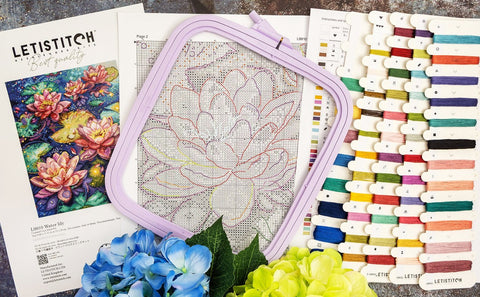Siuvinėjimo rinkinys LETISTITCH „Water lily“ su alyviniu plastiku rėmu, spalvotomis siūlų kortelėmis ir kryžiaus schema