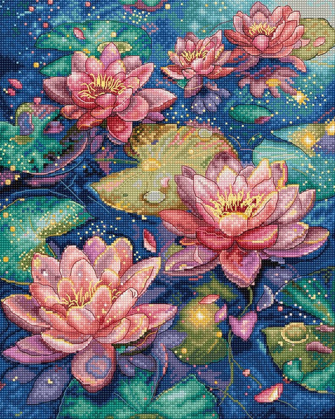 Diamond painting rinkinys su rausvomis žydinčiomis lelijomis ir mėlynu fonu, skirtas 40×50 cm sienai