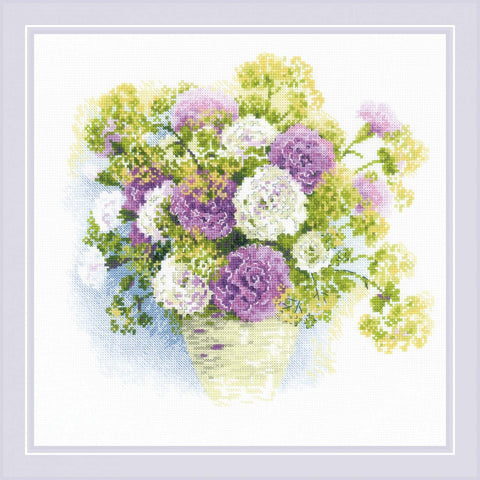 Kryželių rinkinys su šviesiai alyvinėmis ir baltomis gėlėmis krepšelyje, 40×40 cm, rėmelis su šviesiai violetiniu matu