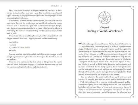 Knyga atversta: matomas 1 skyrius „Finding a Welsh Witchcraft“ su ornamentuota antrašte ir teksto stulpeliais