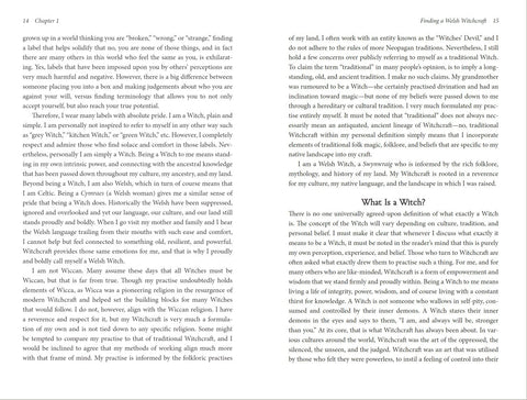 Knyga atviromis vidinėmis puslapiais, rodanti 14–15 p. su skyriumi „What Is a Witch?“ ir pilnu teksto išdėstymu
