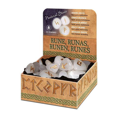 Runos iš balto onikso su auksinėmis graviruotėmis prekybinėje Lo Scarabeo dėžutėje, matomos iš šono.