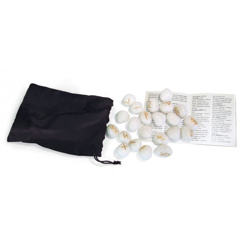 Rūnų rinkinys iš baltų akmenų su auksinėmis raidėmis, juodu maišeliu ir instrukcijų lapu, skirtas spėjimui