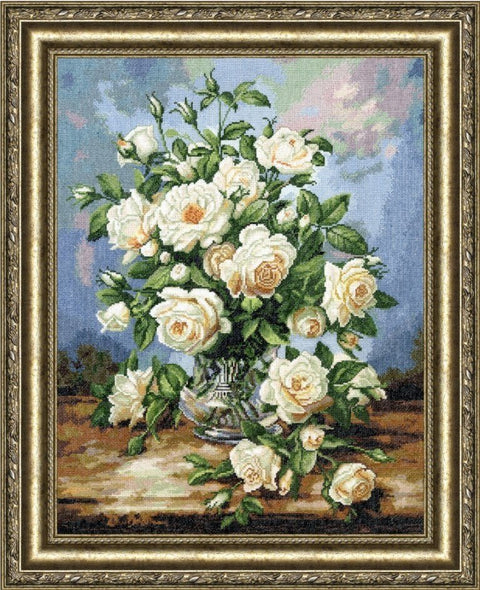 Kryželių paveikslas: kreminės rožės stiklinėje vazoje, dekoratyvi auksinė rėma, artimas planas, 50×40 cm
