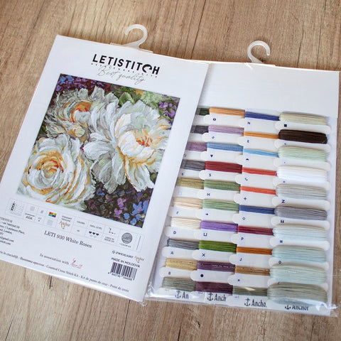 Siuvinėjimo rinkinys Letistitch White Roses su Aida drobe ir paruoštomis Anchor siūlų kortelėmis dešinėje