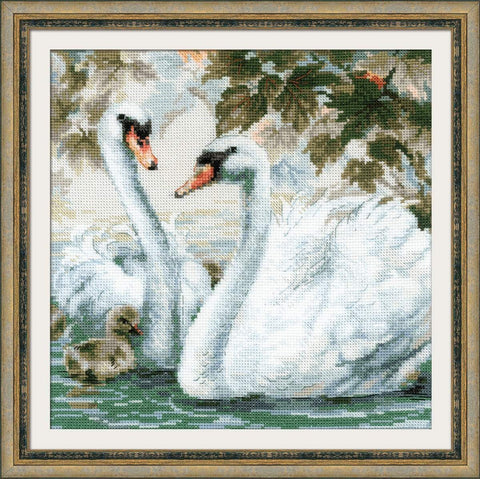 kryželių rinkinys elegantiškas rėmintas baltų gulbių su jaunikliais motyvas, kvadratinis ~40×40 cm, detali priartinta kompozicija
